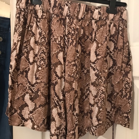 H & M flowy shorts snake print - Picture 3 of 5